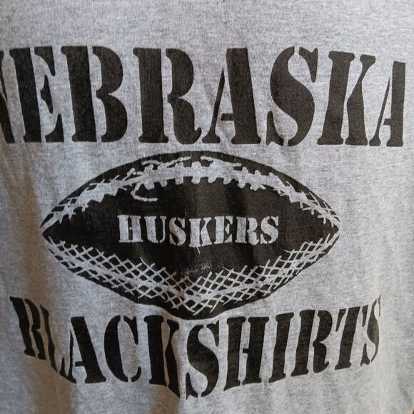 T-Shirt XXL Vtg Nebraska Huskers Football Blackshirts Gray V-Neck Playerz Y2K - Picture 3 of 5